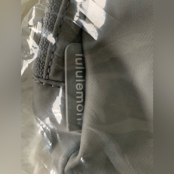 Lululemon Everywhere belt bag 1L, Silver Drop/ White -Discontinued - Picture 13 of 16